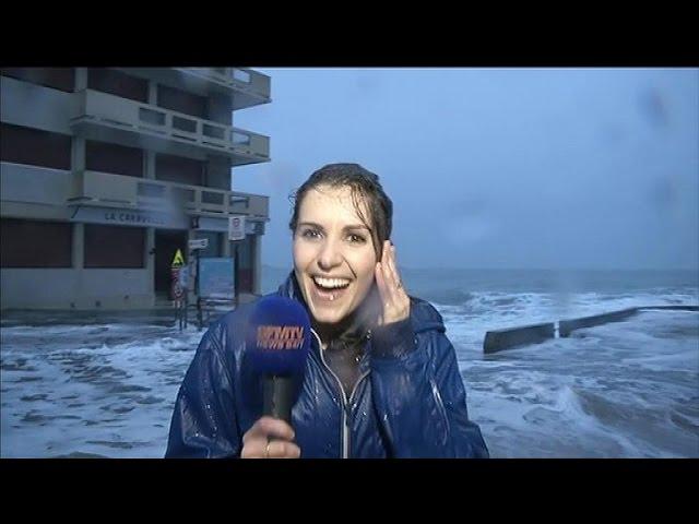 Saint-Malo: Fanny Agostini arrosée par une vague en plein direct