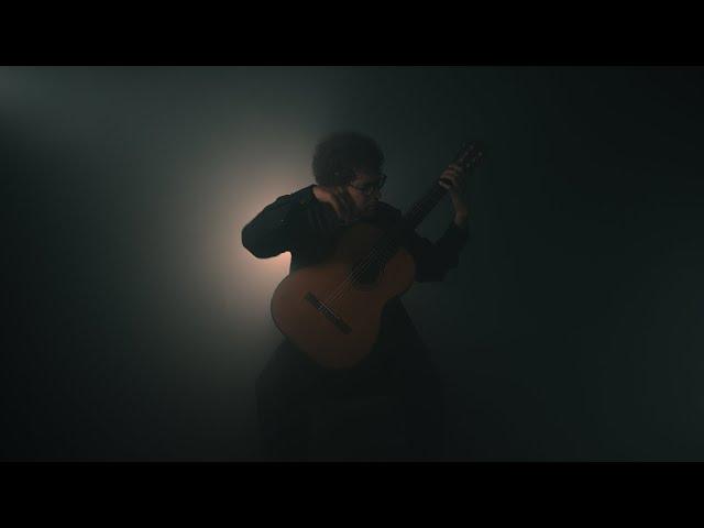 Andrea De Vitis plays "Homenaje" by De Falla on a Hauser guitar!