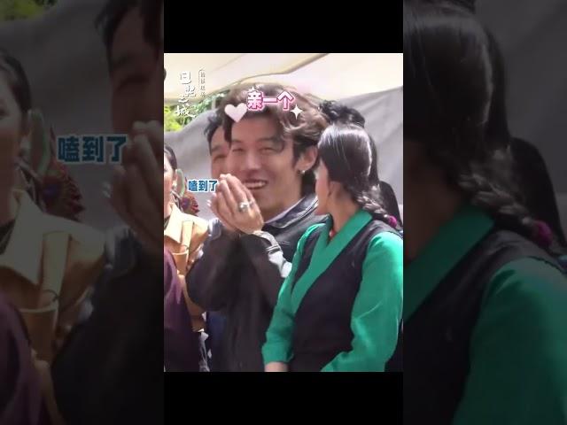 恋爱还得是看别人谈！索朗：甜，真的好甜… #日光之城 #CityofDaylights #MangoTV #cdrama