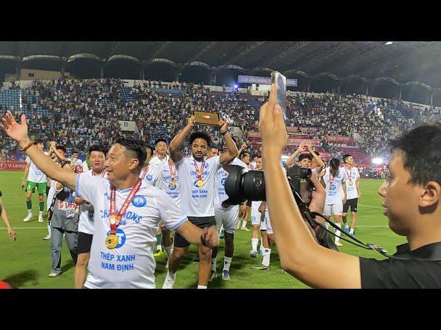 Nam Định ăn mừng vô địch V.League cực hoành tráng, Xuân Son hứa sẽ sớm trở lại để hạ gục Malaysia