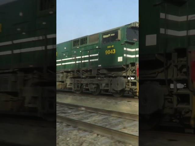 Fastest Train Overtake #entertainmentworldz #train #railway #paktrain #pakistanrailway #travel