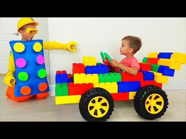 Vlad e Nikita montar no carro esportivo de brinquedo fingir jogar com brinquedo colorido