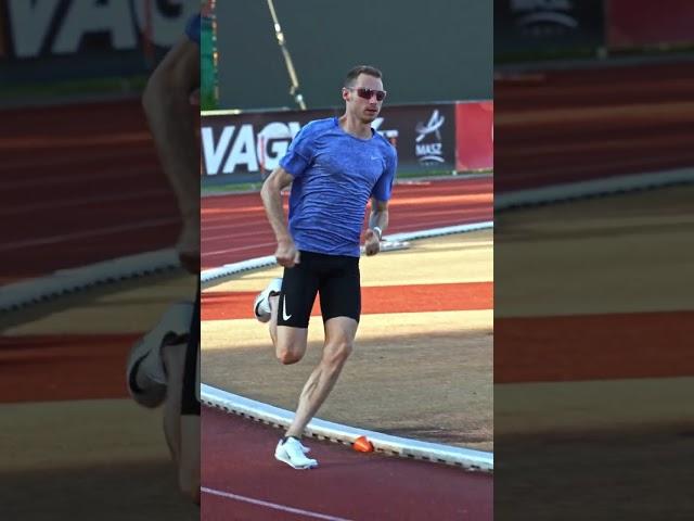 800m Olympic Medalist Clayton Murphy making 200s look way too easy  #roadtoparis2024 #olympics