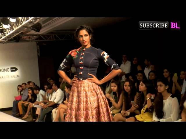 Karishma Kapoor On Ramp At LAKME Fashion Week Part 01