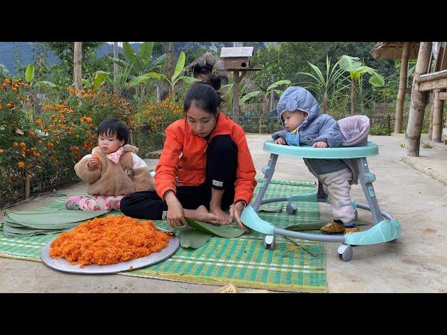 A kind neighbor came to visit, a single mother was happy with her two children