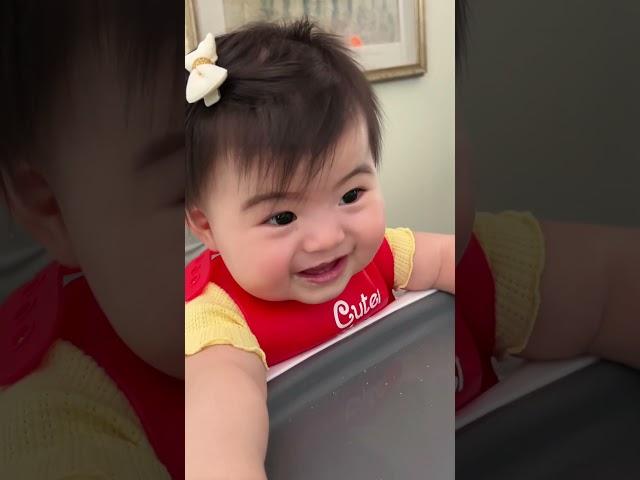 午餐為孩子們做個蓋澆面，下午在門口鋪了毯子帶三寶曬曬太陽，沒想到追著玩具就會爬了！
