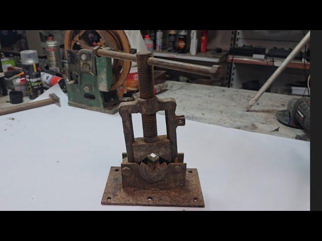 "Rusty and Unusable, Now It Works Perfectly! Pipe Vise Restoration"