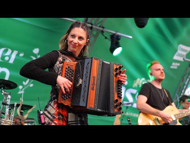 Claudia Hinker spielt „Ich hör so gern Harmonika“ gemeinsam mit „Die Lauser“ auf der Kaiser Wiesn!