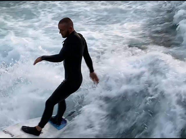 Verschiedene Surfer auf der Welle der Mühleschleuse