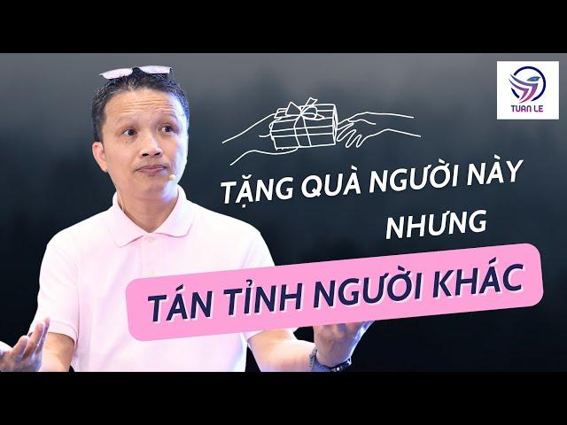 Tặng quà người này nhưng lại tán tỉnh người khác