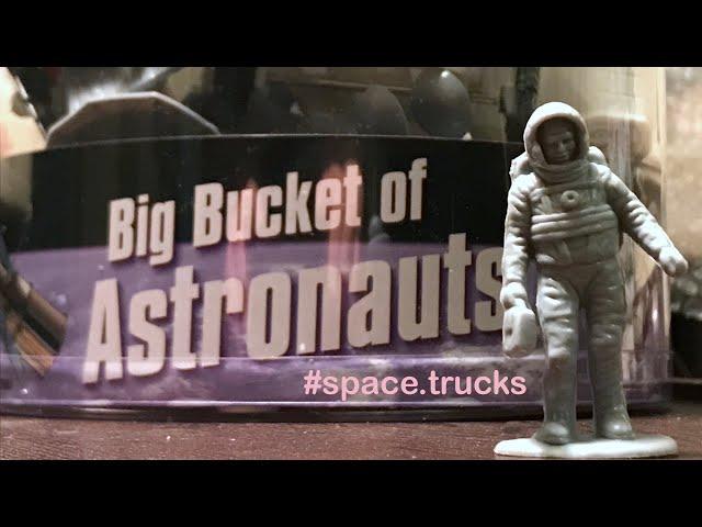 SCS Direct "Big Bucket of Astronauts" 60 Piece Hing Fat "Space Astronaut" Plastic Toy Kit, Brand New