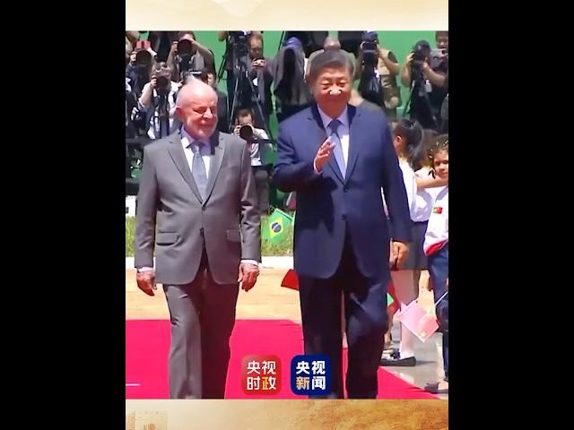 习近平出席巴西总统举行的欢迎仪式，巴西歌手现场用中文演唱《我的祖国》| CCTV