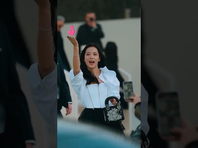 While smiling, she looks so stunning 🫣 #jisoo #blackpink #dior  #parisfashionweek #fyp