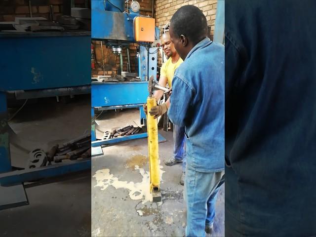 DROPPING HAMMER TO UNSTUCK BENT ROD IN PISTON BARREL AFTER OVERLOADING CATERPILLAR'S BUCKET