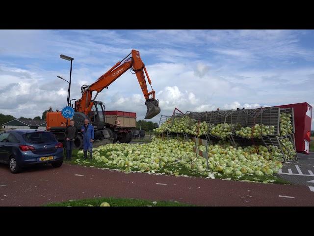 Heerhugowaard: Oplegger kantelt in Heerhugowaard en verliest lading witte kool