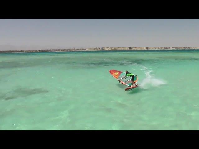 Windsurf-Manöver: Carving Jibe