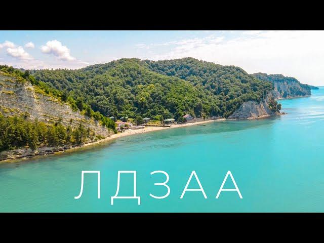 Чем не Бали ?! Песчаный пляж и скалы на берегу черного моря. Лдзаа - укромный уголок в Пицунде