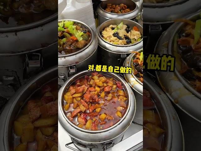 Northeastern box lunch for 12 yuan with unlimited refills!東北盒飯12塊無限續菜！#街頭美食#路邊攤小吃