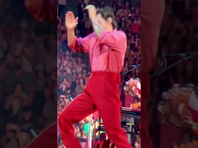 Like it's the only thing I'll ever do - Harry Styles dancing hard on Adore You - Love on Tour 2021