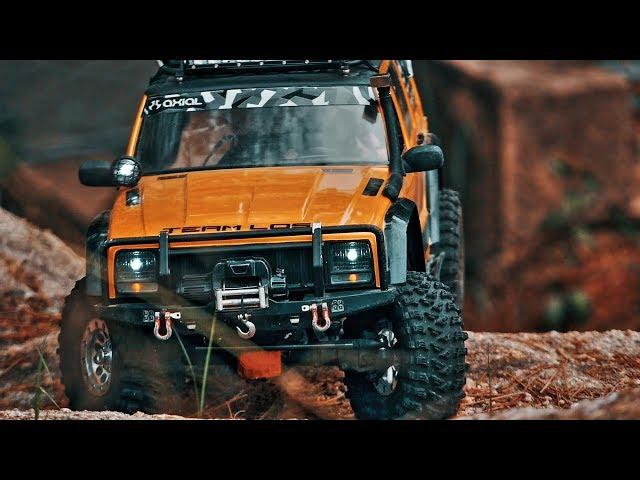 Axial SCX10 II Jeep Cherokee Rock Climbing_#