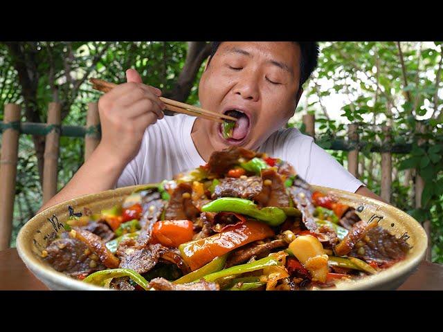 The old man stir-fried the donkey meat with chili and ate two bowls of rice. It was enjoyable!