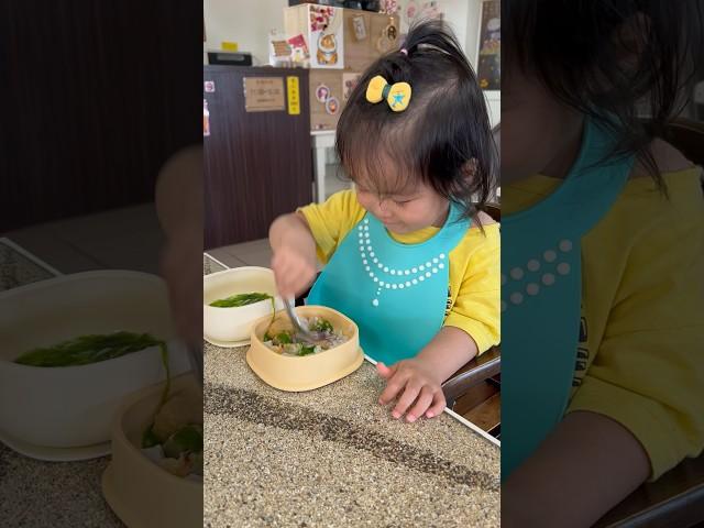 女兒小莫［育兒日常］妹妹居然不好好吃飯，在玩食物是皮在癢了。2y1m15d