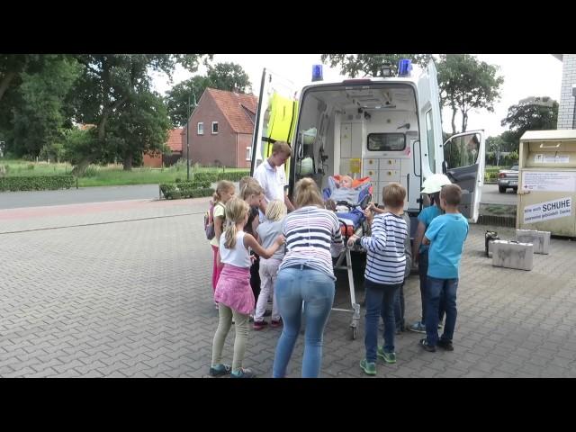 Kinder erkunden Rettungswagen