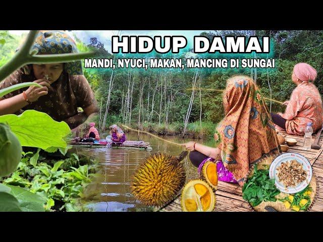 suasana di desa dayak, hidup damai wanita dayak bakumpai, mandi,masak,macing di rumah rakit terapung