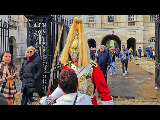 CLASSIC #7 - RUDE IDIOT TOURIST REFUSES TO STEP ASIDE FOR THE KING'S GUARD at Horse Guards!