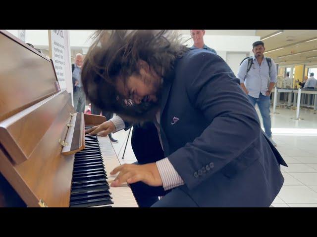 Piano Player Goes Crazy At The Airport!!