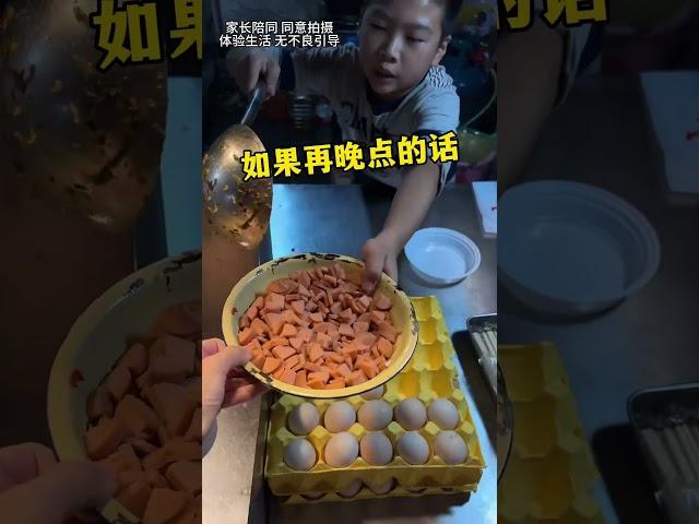 小學生炒飯也太香了，不愧是5年工齡「老師傅」#炒飯 #路邊攤美味 #街邊小吃 #小孩哥 #好吃到停不下來