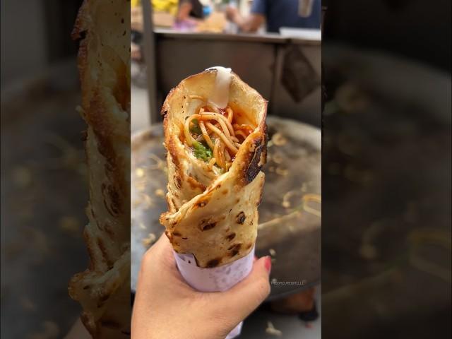 Sirf 50 Rs ki Double Egg Roll with Chowmein ️| Indian Street Food | @theepicuregirllll_ ️