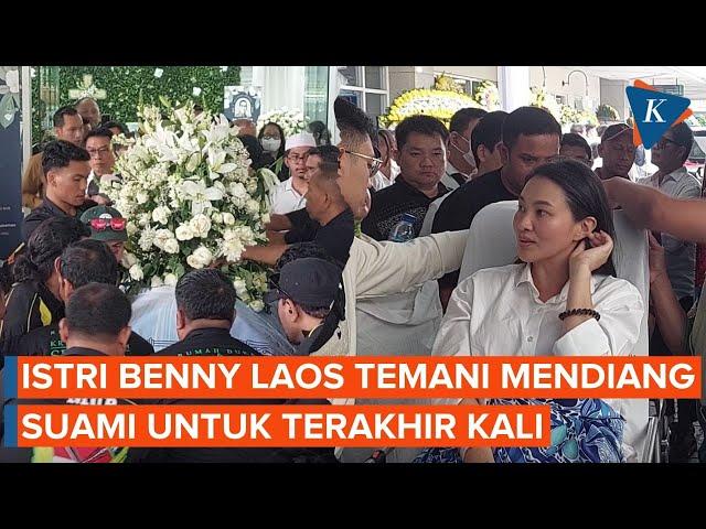 Momen Sherly Tjoanda Keluar dari Rumah Duka Benny Laos