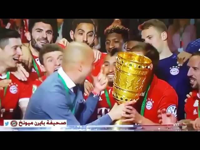 Bayern captain Philipp Lahm forced Pep Guardiola to lift the DFB Pokal trophy (Video)