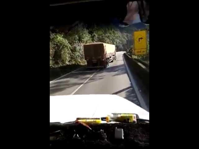 Serra da anchieta e caminhão usado área de escape