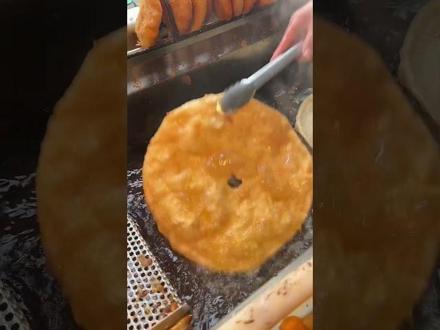 郑州街头特色铁板油饼配胡辣汤！河南人的早餐太中嘞！  #路边摊美味 #胡辣汤#油饼