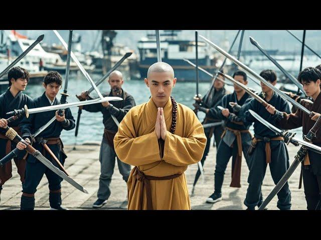 Kung Fu Movie! The bullied young monk hides incredible martial arts skills!