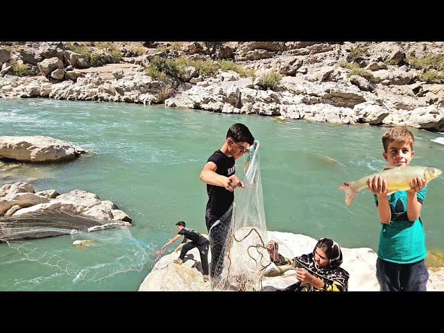 Nomadic Life: Fishing with a Net in the Roaring River and Crossing Difficult Roads 