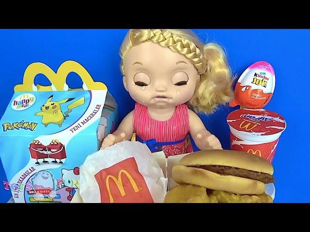 Baby Alive ağlayan bebeğim McDonalds Happy Meal hamburger yedi Kinder Joy sürpriz yumurta açıyor