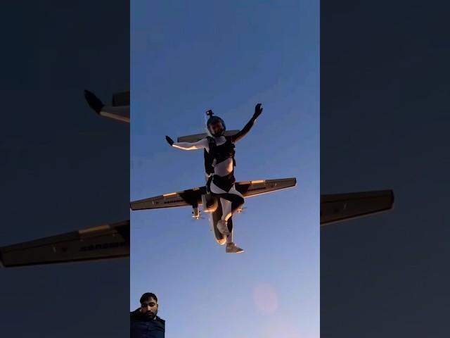 #skydiving #skydivingpics #pilot #aviation #skydivevibes #flying #flyinggirl #parachute #breathtakin