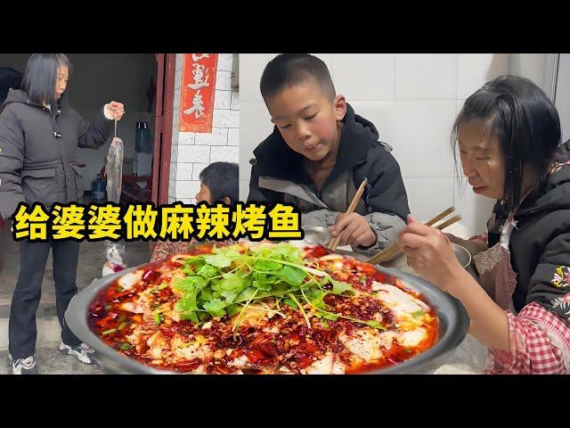 To improve the food for her mother-in-law  the big fish weighing more than 10kg make spicy fish  an