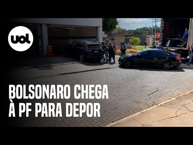 Bolsonaro chega à sede da Polícia Federal para depor sobre fraude em cartão de vacina