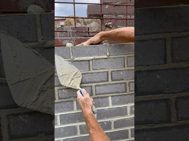 Buttering in the closure brick #bricklaying #asmr #satisfying #tradie