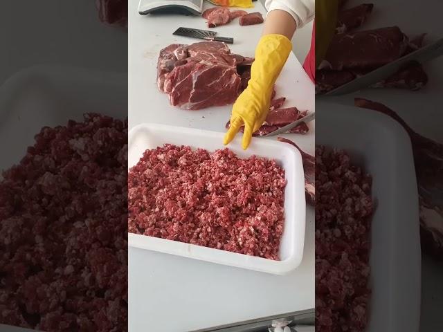 只有把制作肉馅的过程录下来给大家看，才有说服力