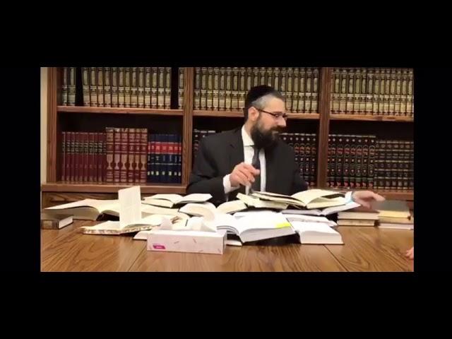 Rabbi Mendel Kaplan giving a class
