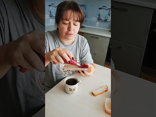 Случайно для себя, открыла новый рецепт намазки для хлеба. Очень вкусно!
