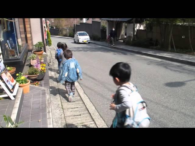 Japanese kids walking & singing in Gora, Hakone