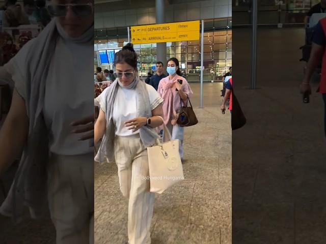 #kajol along with #daughter #nysadevgan snapped at #mumbai #airport #shorts