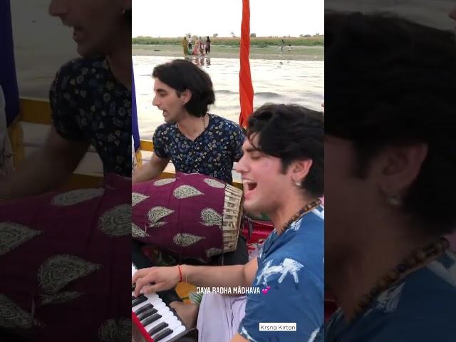 Jaya Radha Madhav || Kirtan on banks of Yamuna || Vrindavan