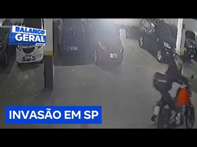 Bandidos invadem condomínio de casas e roubam moto de alta cilindrada em SP